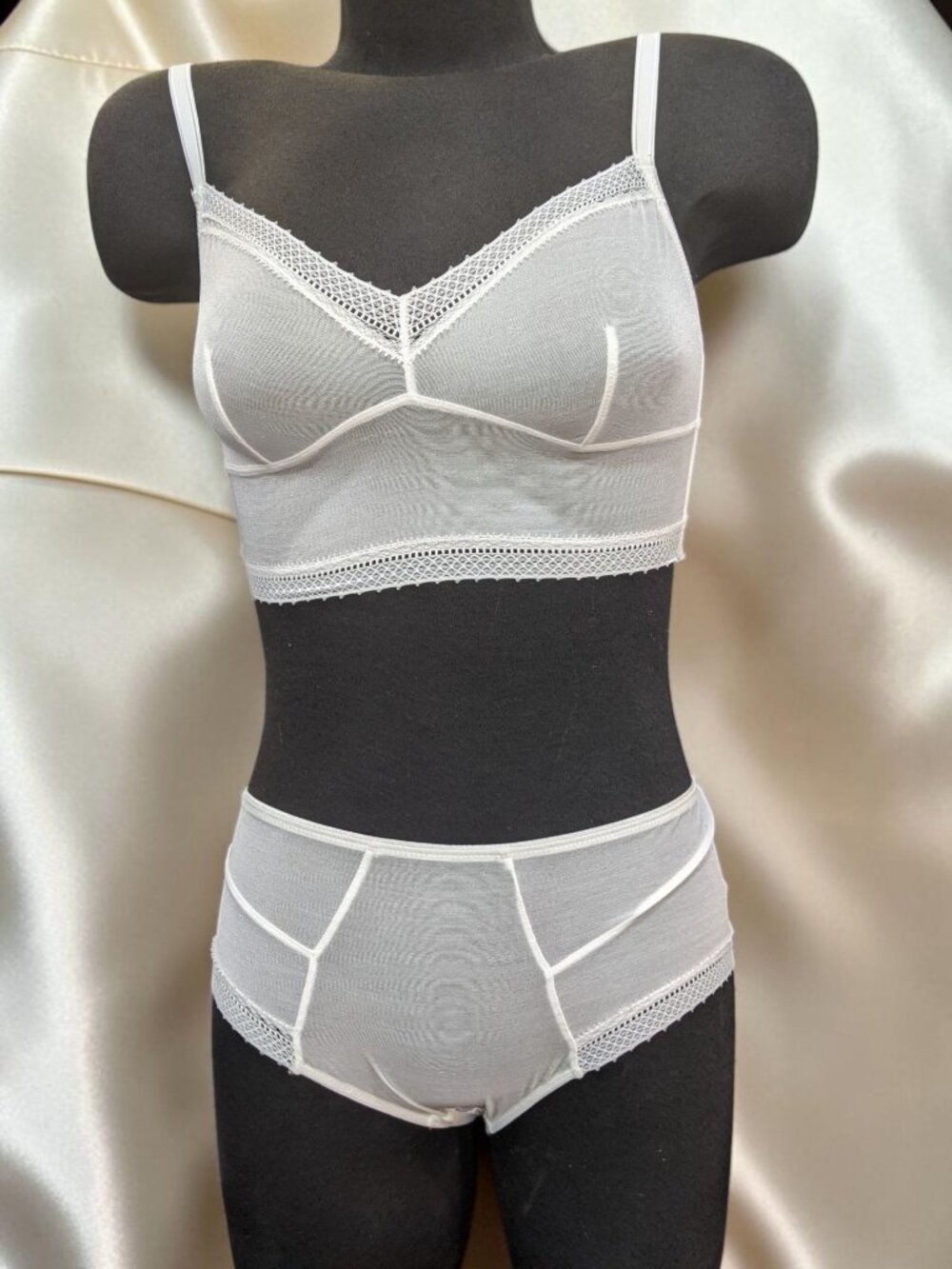 Samantha Chang Soft White Cup Color Sheer Bralette set w Panty Size medium New